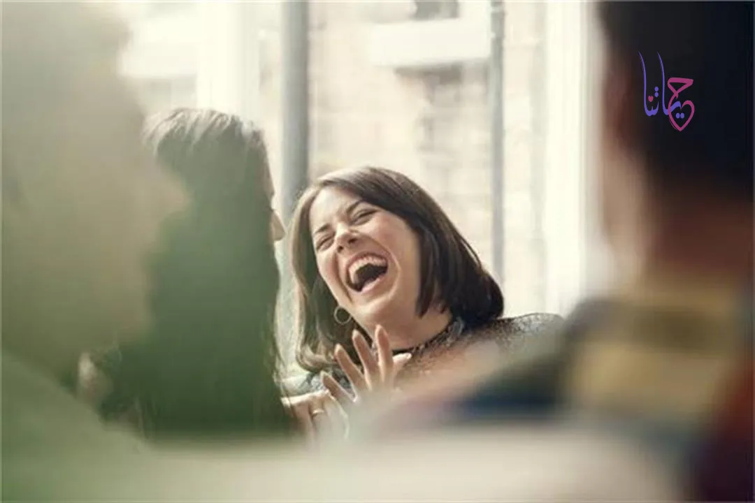 هل تضحك لتخفي ألمك؟